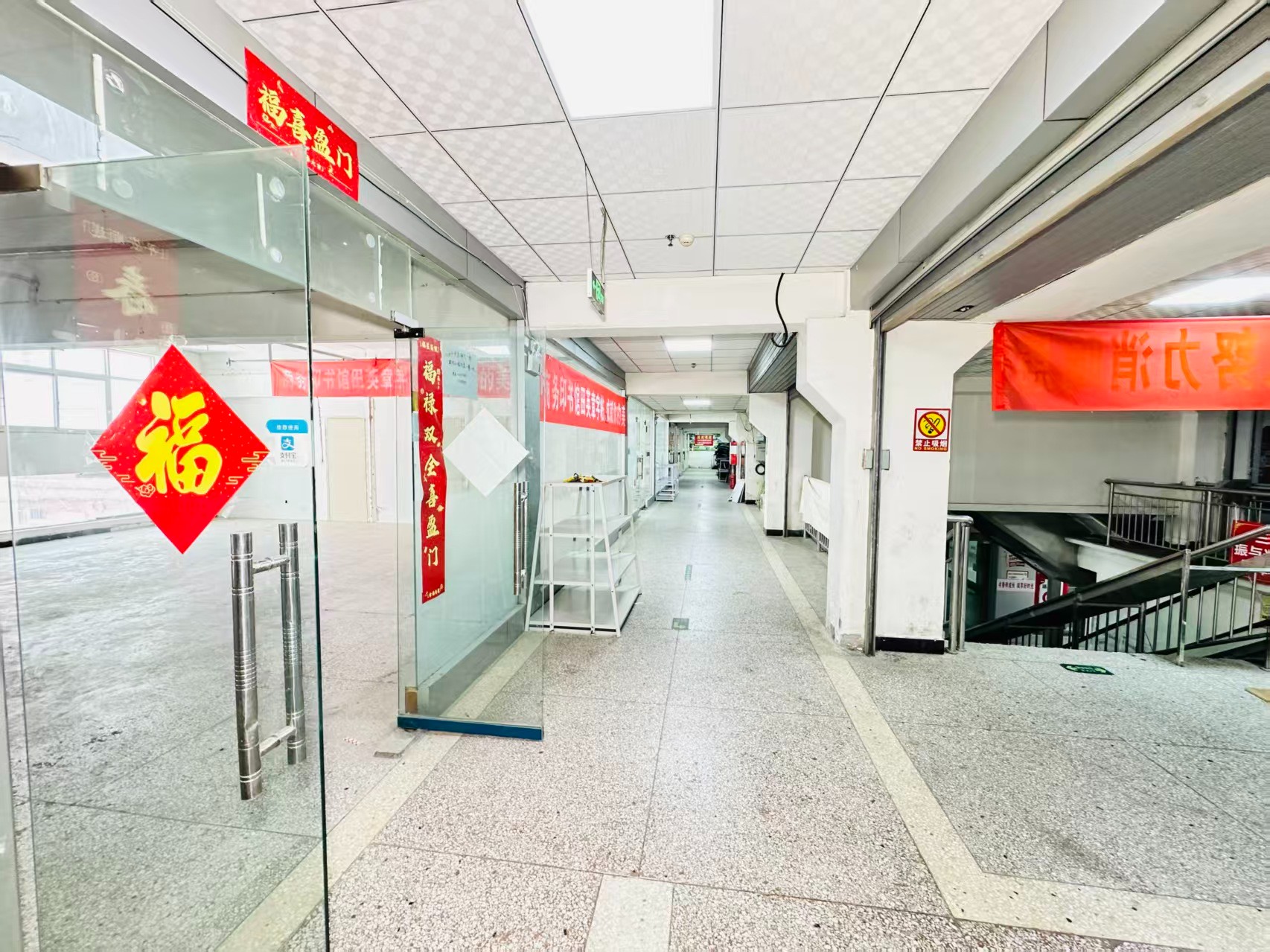 国贸大厦灵活办公空间，满足企业不同发展阶段需求 ✨ 商业配套完善，助力企业快速成长 ✨ AI产业资源链接，共建创新生态 ✨ 办公、展示、运营一体化空间  现在入驻，抢占AI产业发展新赛道！_COPY