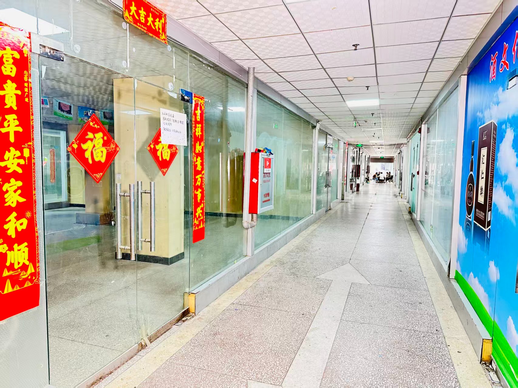 国贸大厦园区位于洛阳市老城区春都路商贸核心区域，周边商业氛围成熟，交通便利，配套完善。依托传统副食品商贸资源，园区具备良好的经营基础和人气优势，是企业办公、商品展示、批发零售及创业发展的理想选择。