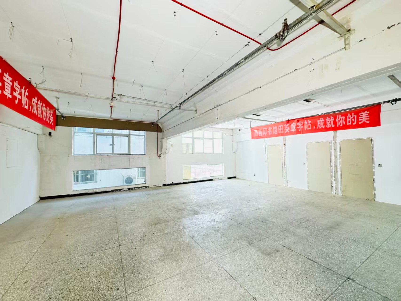 国贸大厦重点吸引人工智能应用、数字经济、电商直播、智能制造服务、软件开发、科技创新企业及创业团队入驻